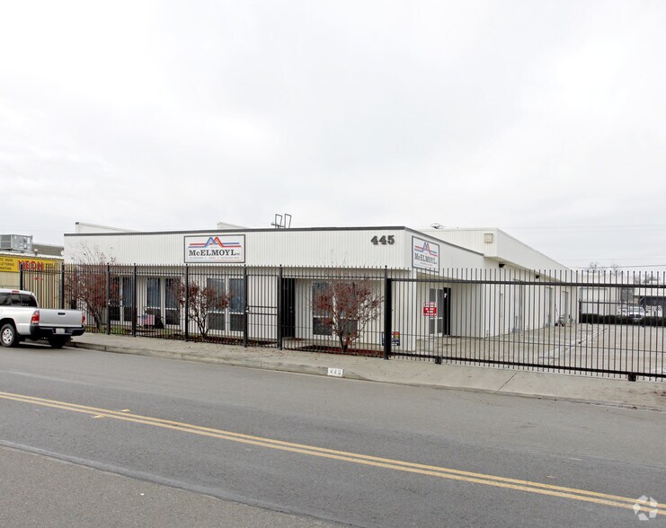 More Photos Of 445 N I St, Tulare Service For Sale