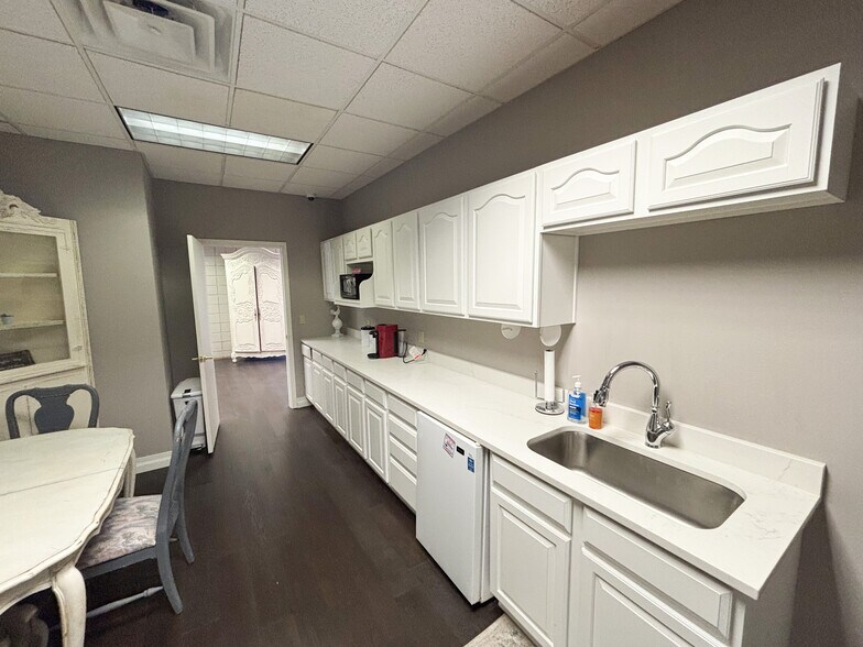 More Photos Of 3060 S Fremont Ave, Springfield General Retail For Sale