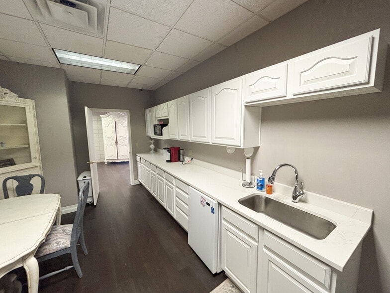 More Photos Of 3060 S Fremont Ave, Springfield General Retail For Sale