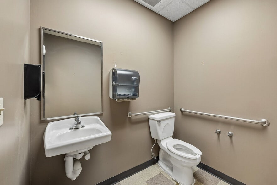 More Photos Of 1718 Charlotte Ave, Nashville Medical For Lease