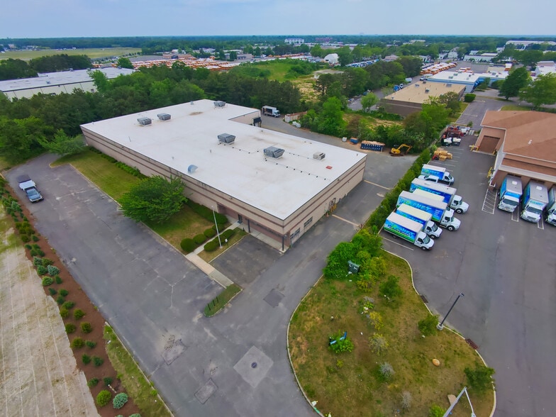 More Photos Of 50 Haynes Ct, Ronkonkoma Warehouse For Lease