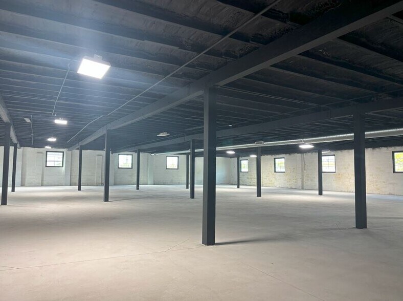 More Photos Of 2048 W Hubbard St, Chicago Showroom For Lease