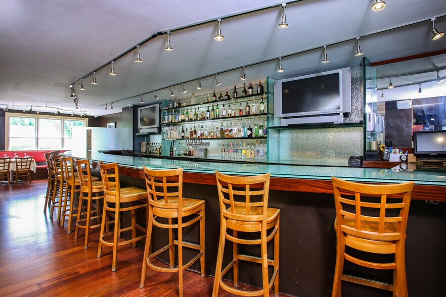 More Photos Of 15 Franklin St, Lenox Restaurant For Lease