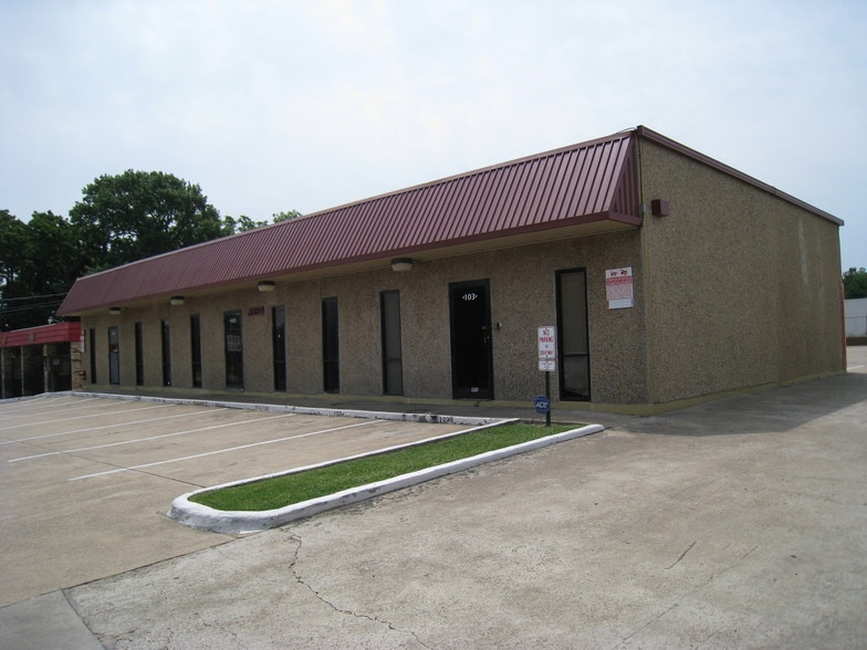 More Photos Of 3880 Ledbetter Dr W, Dallas Flex For Lease