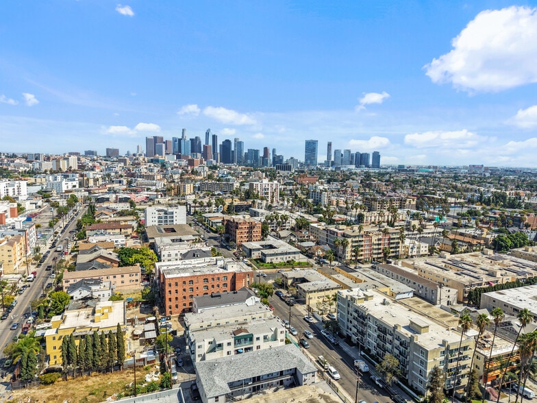 More Photos Of 2763 San Marino St, Los Angeles Apartments For Sale