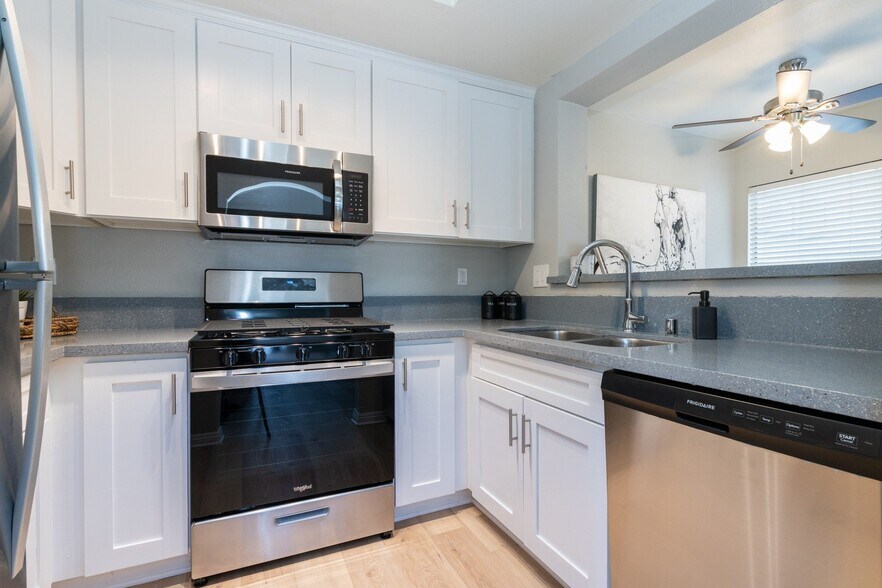 More Photos Of 1318 N Mansfield Ave, Los Angeles Apartments For Sale
