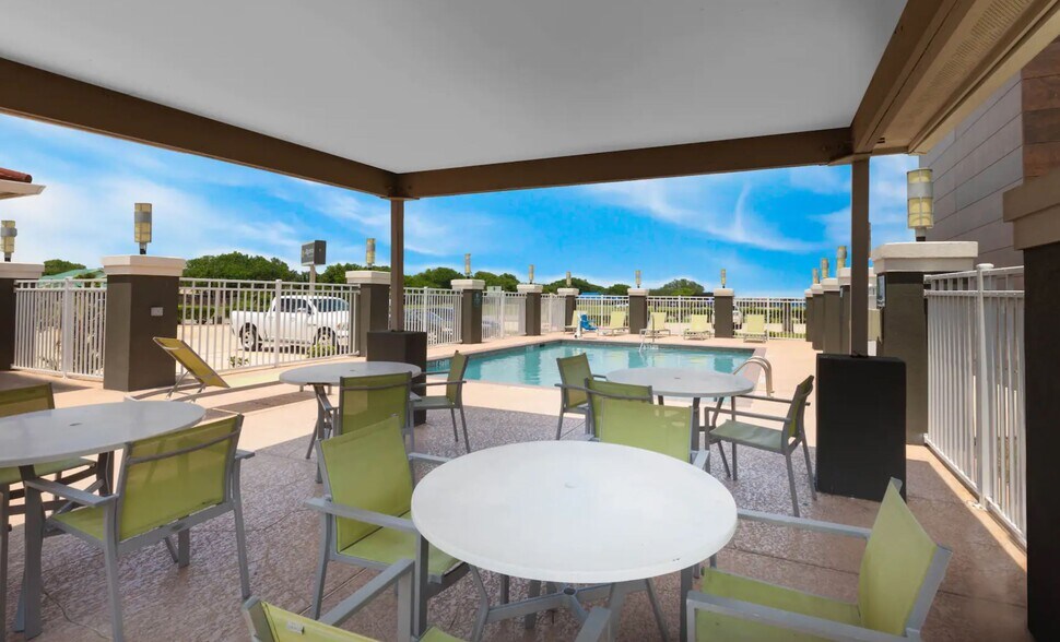 More Photos Of 910 State Highway 35 N, Port Lavaca Hotel For Sale