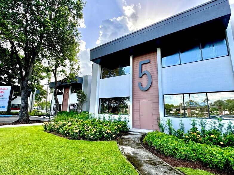 More Photos Of 1021 Ives Dairy Rd, Miami Unknown For Lease