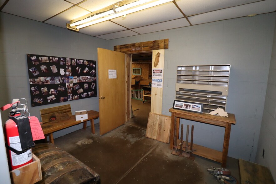 More Photos Of 3600 Ellis Ave, Ashland Flex For Sale