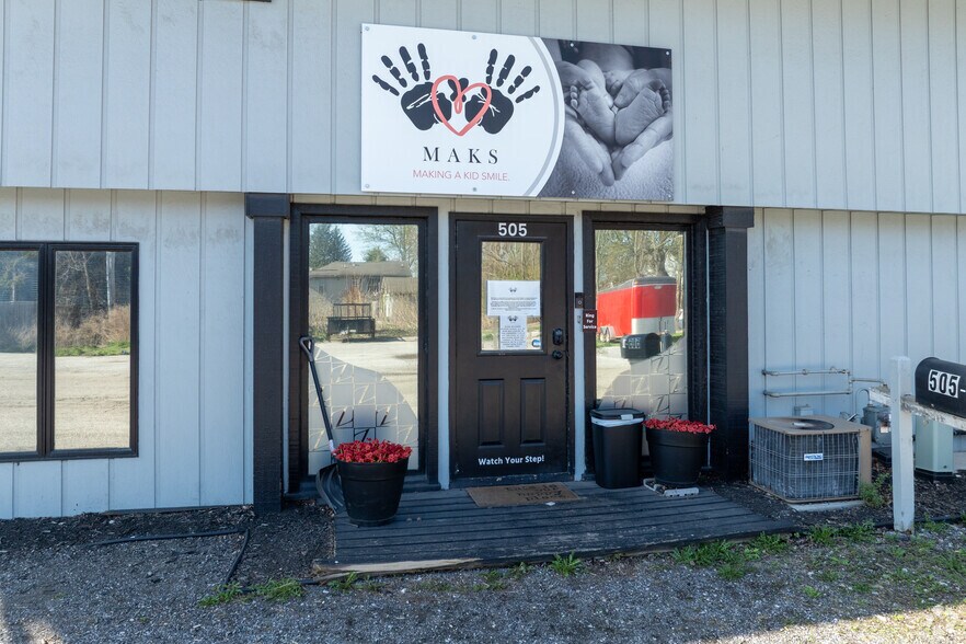 More Photos Of 505 Grant Ave, Chesterton Distribution For Lease