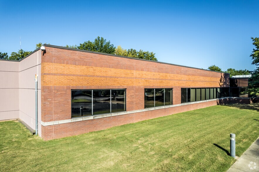 More Photos Of 7275 Goodlett Farms Pky, Cordova Light Distribution For Lease