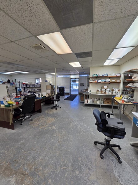 More Photos Of 38423-38425 E 9th St, Palmdale Storefront Retail Office For Sale