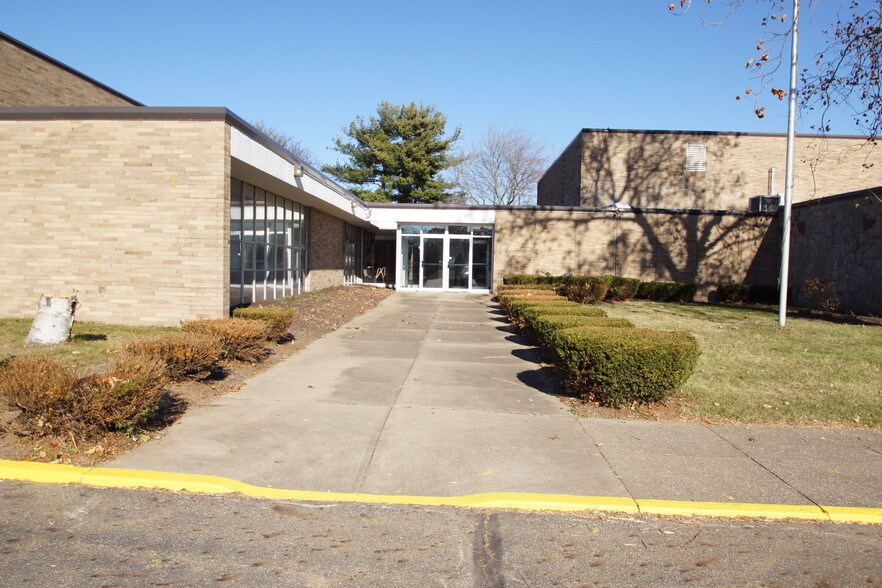 Primary Photo Of 2631 Harvard Ave NW, Canton Schools For Lease
