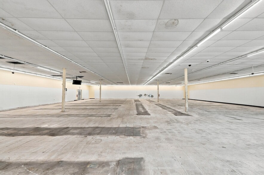 More Photos Of 7870 Southfield Rd, Detroit Freestanding For Sale