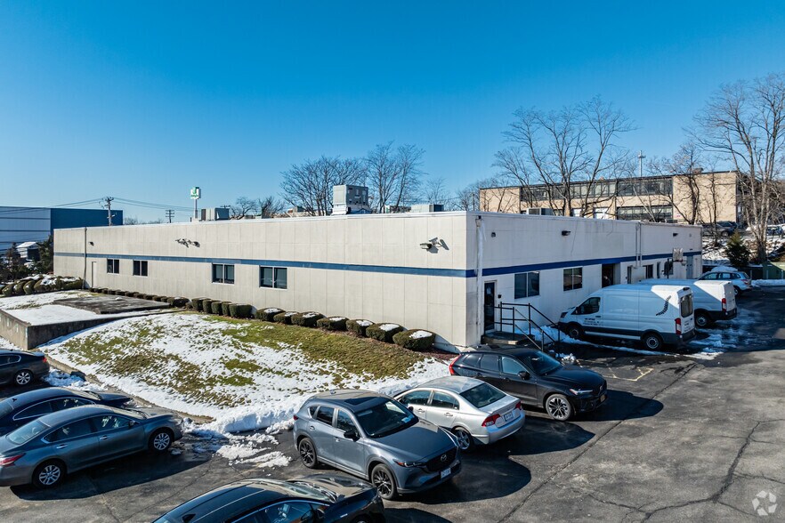 More Photos Of 151 Fairchild Ave, Plainview Research And Development For Lease