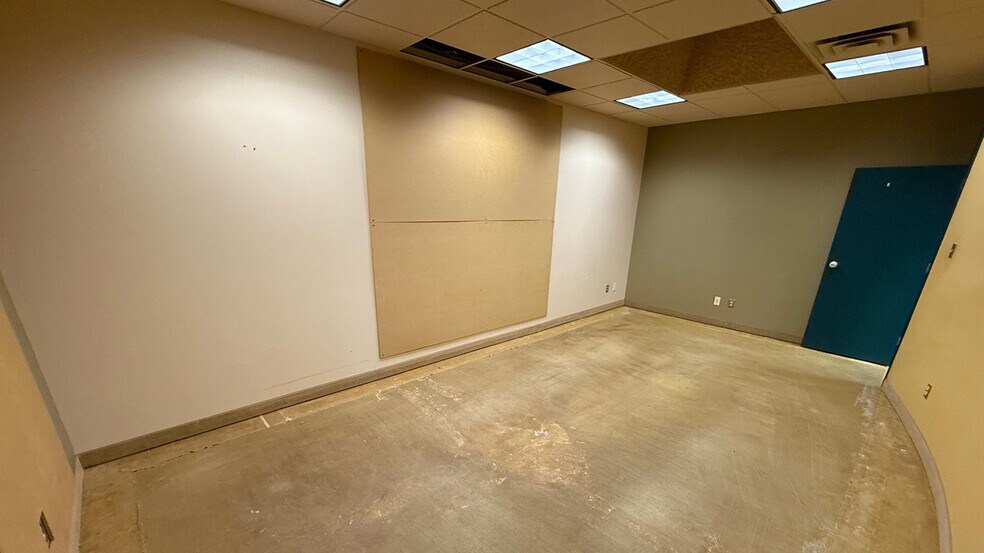 More Photos Of 2245 Mcgillivray Blvd, Winnipeg Warehouse For Lease