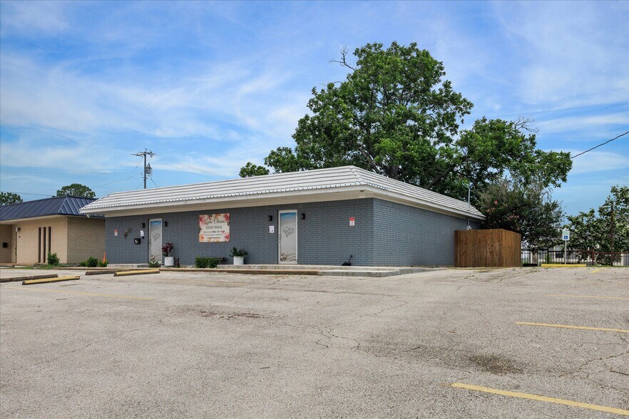 More Photos Of 303 E Academy St, Brenham Flex For Lease