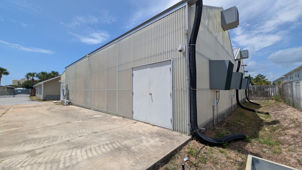 More Photos Of 515 Mountain Dr, Destin Flex For Lease