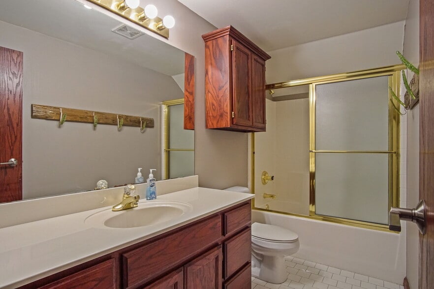 More Photos Of 2412 Palmer Cir, Norman Office For Sale