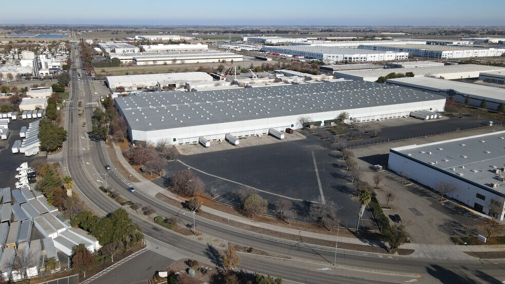 More Photos Of 2020 N MacArthur Dr, Tracy Warehouse For Lease