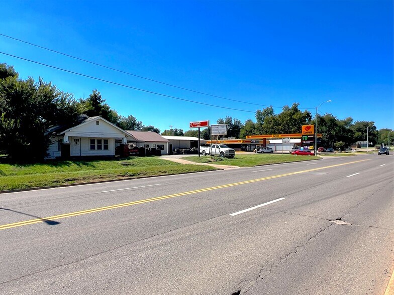 More Photos Of 127 N 9th St, Chickasha Auto Repair For Sale