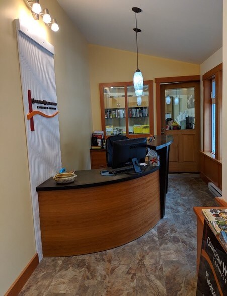 More Photos Of 1550 Thain Rd, Cobble Hill Showroom For Lease