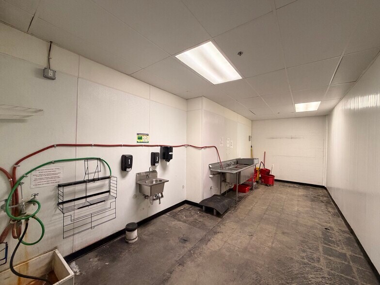 More Photos Of 100 Chamber Plz, Charleroi Supermarket For Lease