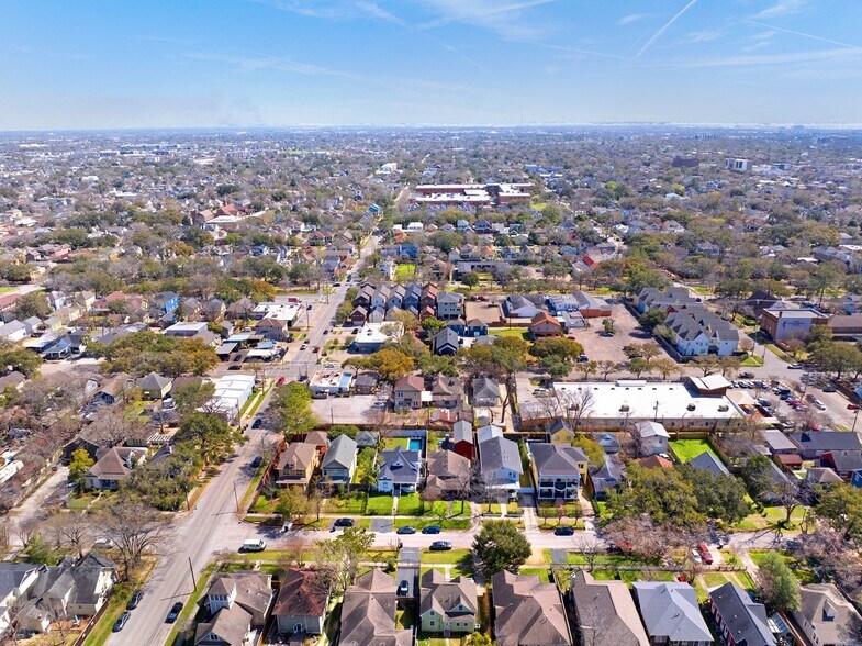 More Photos Of 1333-1335 Yale St, Houston General Retail For Sale