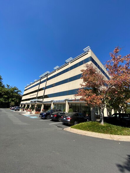 More Photos Of 8230 Boone Blvd, Vienna Office For Lease