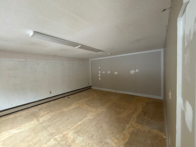 More Photos Of 235 Portland Rd, Gray Office For Lease