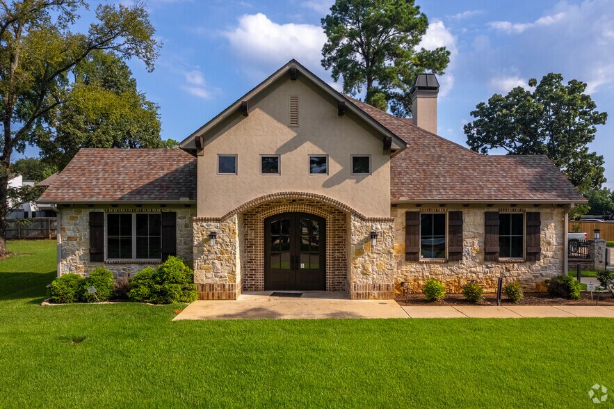 More Photos Of 1518 Colony Cir, Longview Office For Lease