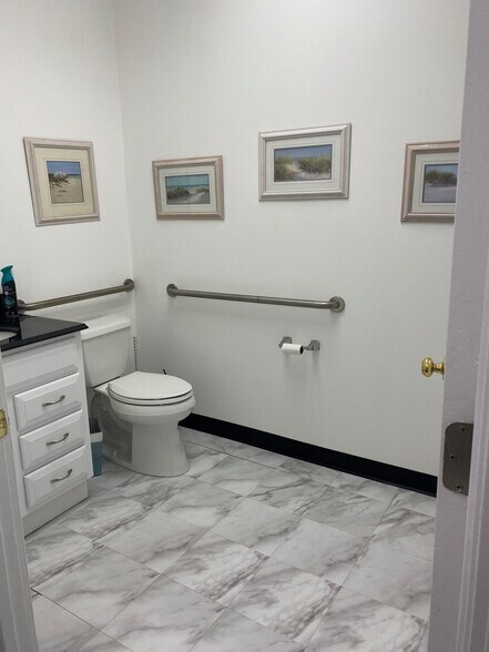 More Photos Of 8028 S Emerson Ave, Indianapolis Storefront For Lease