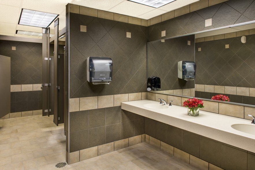 More Photos Of 17 Computer Dr W, Albany Office For Lease