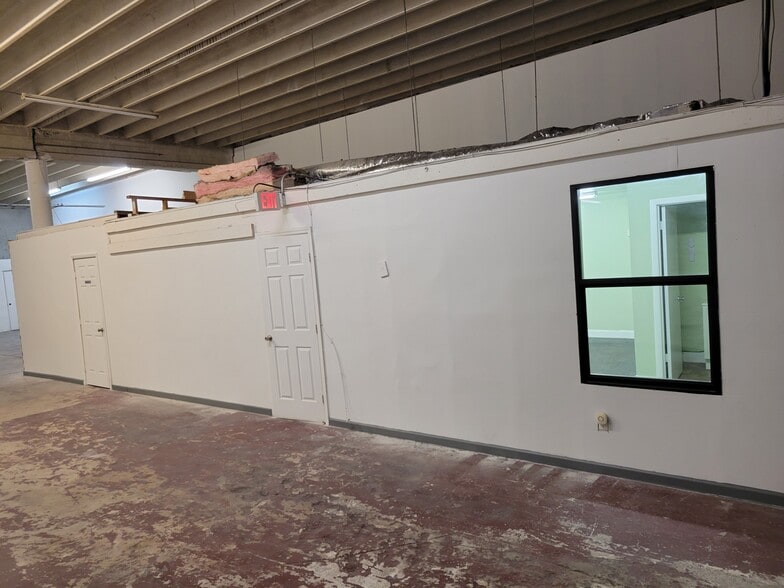 More Photos Of 818-838 NE 40th Ct, Oakland Park Warehouse For Lease