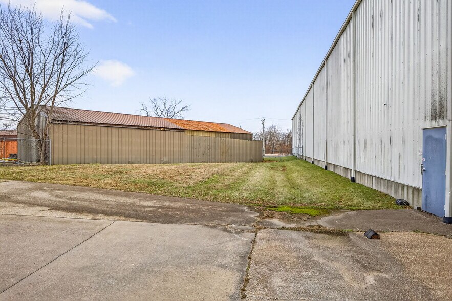 More Photos Of 1500 Dismuke Dr, Farmington Distribution For Sale