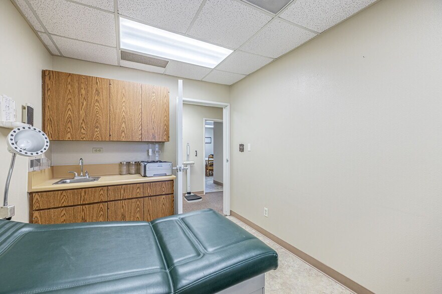 More Photos Of 44725 10th St W, Lancaster Medical For Sale