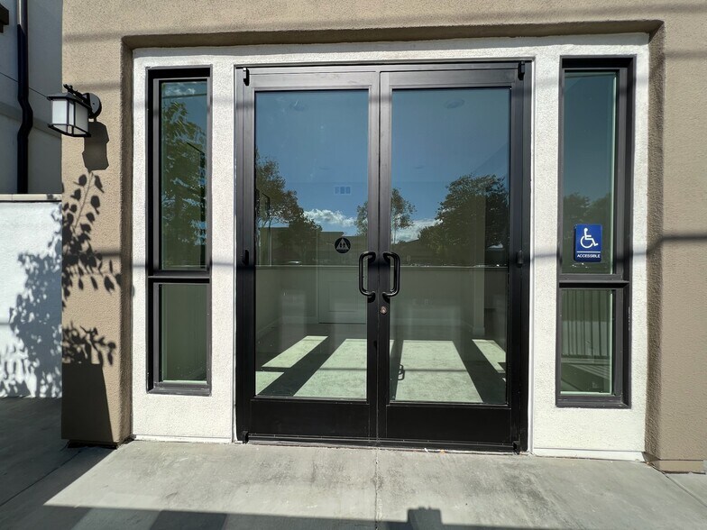 More Photos Of 3005 Cochran St, Simi Valley Specialty For Lease