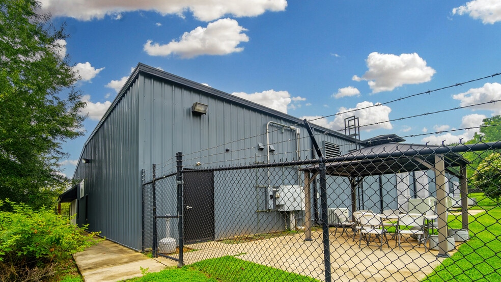 More Photos Of 1907 Gateway Blvd, Charlotte Warehouse For Sale