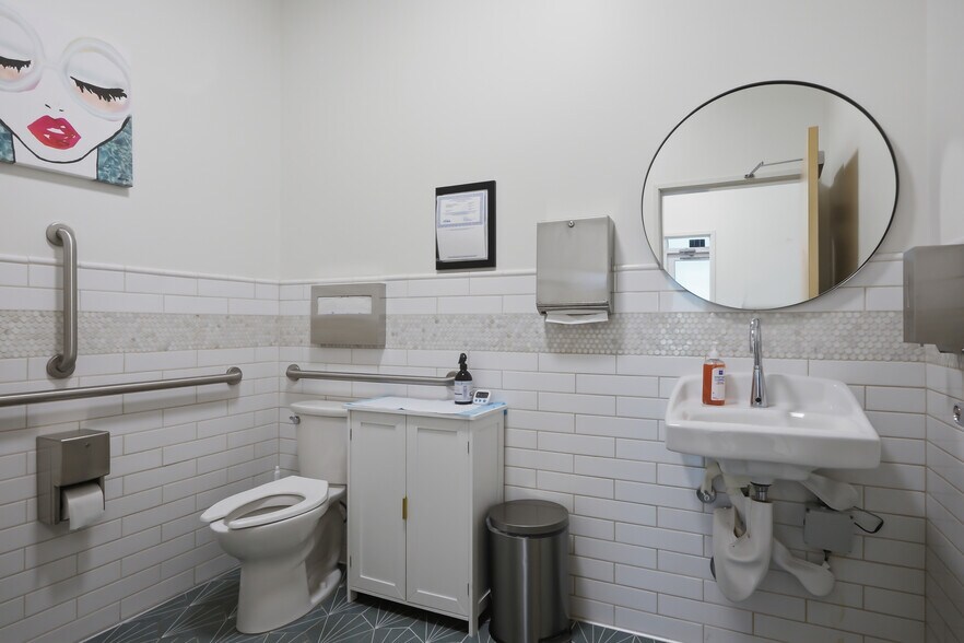 More Photos Of 5864 S Durango Dr, Las Vegas Medical For Sale