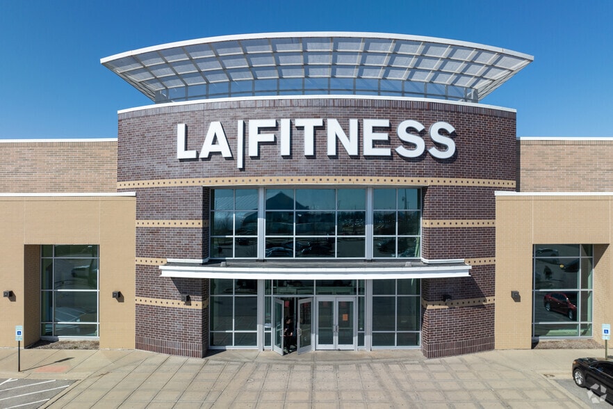 More Photos Of 452 Lakehurst Rd, Waukegan Health Club For Lease