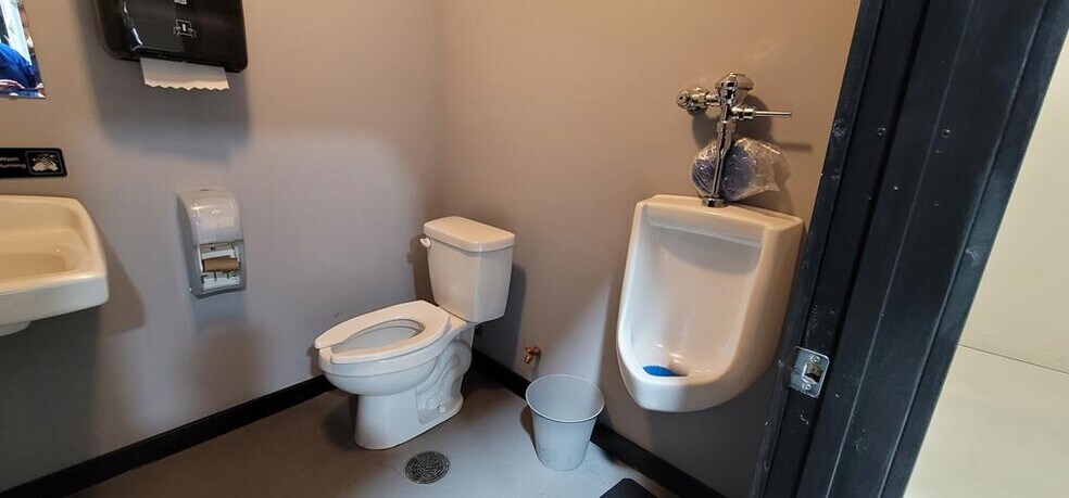 More Photos Of 218 N Main St, Beaver Dam General Retail For Sale
