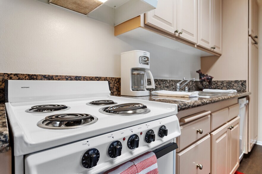 More Photos Of 947 W 30th St, Los Angeles Apartments For Sale