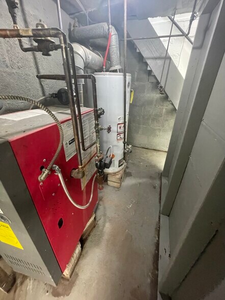 More Photos Of 157 Smith St, Newark Storefront Retail Office For Sale