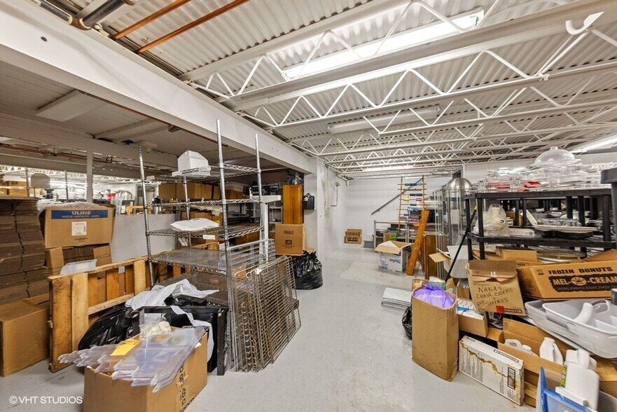 More Photos Of 800 W Broadway St, Bradley General Retail For Sale