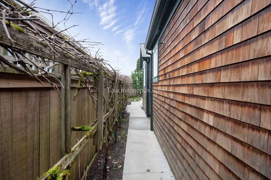 More Photos Of 685 Portland Ave, Gladstone Medical For Lease