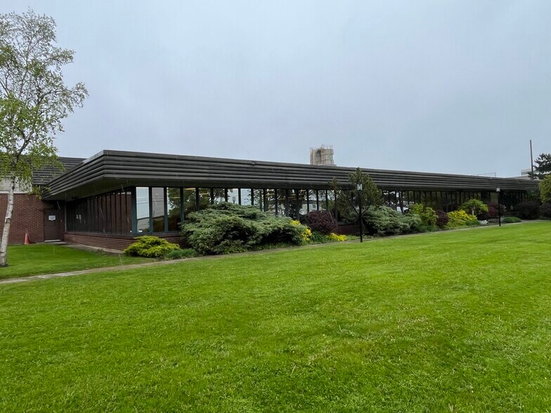 More Photos Of 913 Brock Rd, Pickering Warehouse For Lease