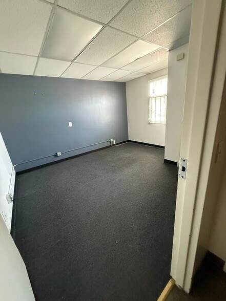 More Photos Of 2700 W Burbank Blvd, Burbank Storefront For Lease