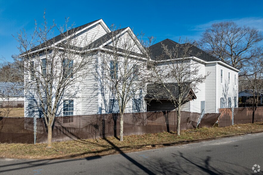 Primary Photo Of 21 Old Montauk Hwy, Mastic Medical For Sale
