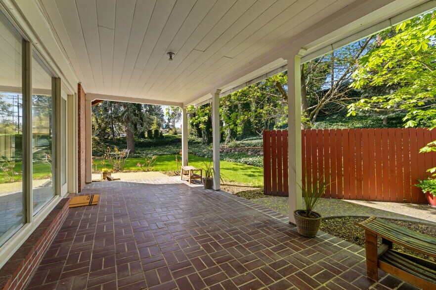 More Photos Of 1001 Cherry Heights Rd, The Dalles Flex For Sale