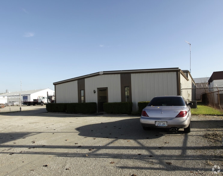 More Photos Of 4611 Pinewood Rd, Louisville Warehouse For Lease
